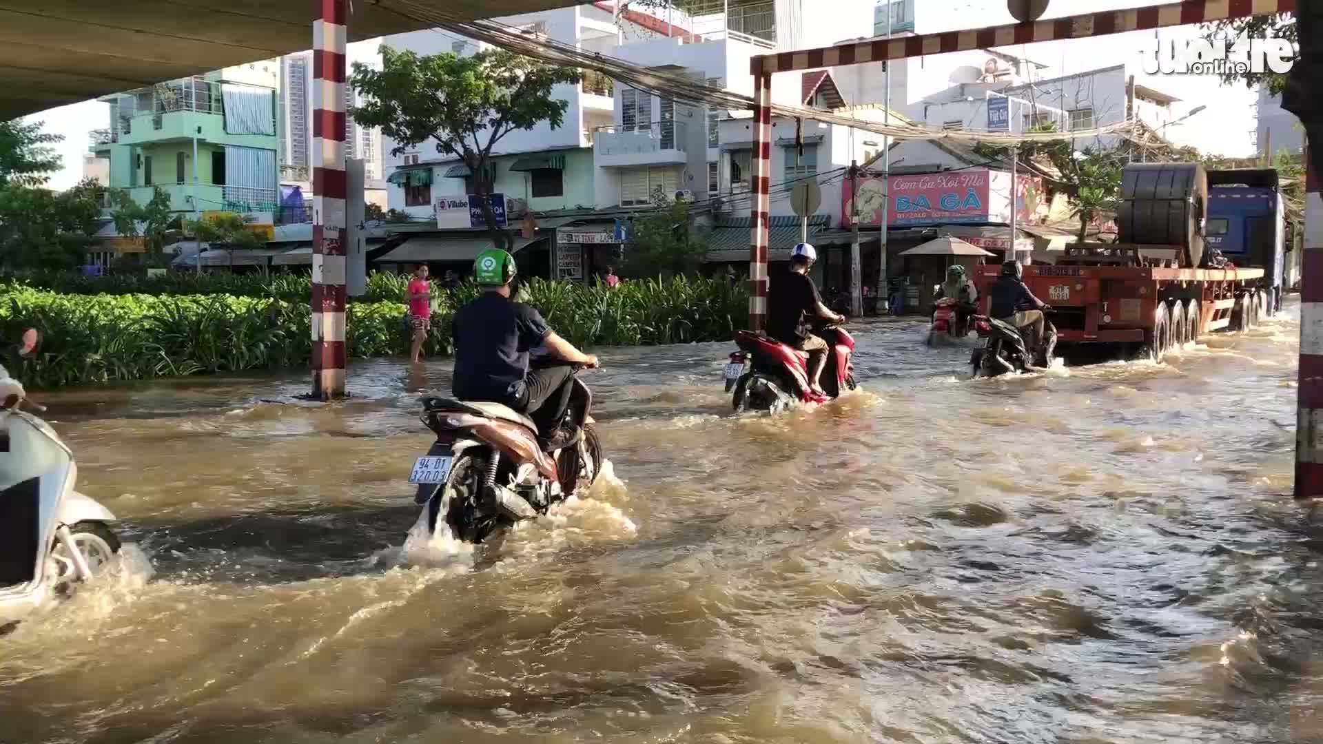 TP.HCM đón đợt triều cường cao nhất năm, đường phố ngập lênh láng - Tuổi  Trẻ Online