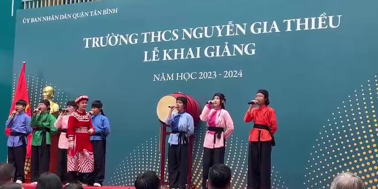 Teen THCS Nguyễn Gia Thiều biểu diễn tiết mục đạt giải nhất Chú ve con tại lễ khai giảng