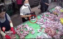 Người phụ nữ trộm đùi gà ở chợ bị bắt quả tang