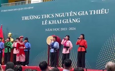 Teen THCS Nguyễn Gia Thiều biểu diễn tiết mục đạt giải nhất Chú ve con tại lễ khai giảng