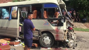 Hiện trường vụ tai nạn giữa xe đầu kéo và xe khách trên quốc lộ 6, tỉnh Sơn La