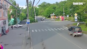Những pha va chạm giao thông 'khó đỡ' trên đường phố